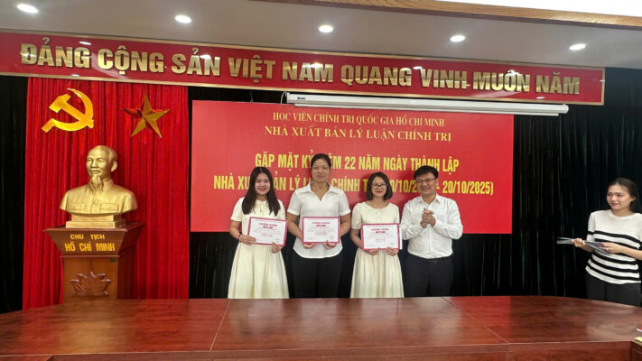 TS Nguyễn Mậu Tuân, Bí thư Chi bộ, Giám đốc, Tổng Biên tập Nhà xuất bản, trao phần thưởng cho các cán bộ đạt giải trong chương trình hoạt động nội bộ, tạo thêm động lực và lan tỏa tinh thần đoàn kết, thi đua sôi nổi trong toàn thể cán bộ, viên chức, người lao động đang công tác tại Nhà xuất bản.